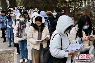 休斯顿两球领先，小老板哈登场边嘶吼庆祝！